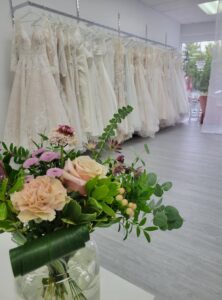 Différents modèles de robes de mariée pour essayages