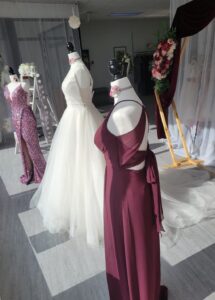 Vitrine de la boutique Amandine, robes de mariée et cortège