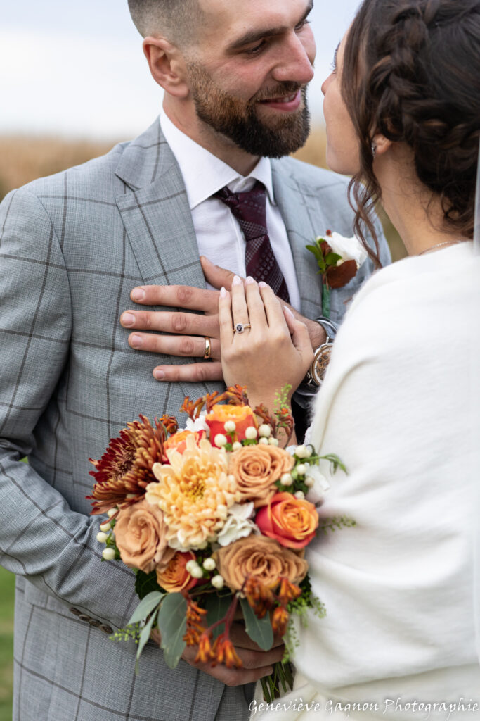 Photo de mariage, couple et bouquet de fleurs de la mariée