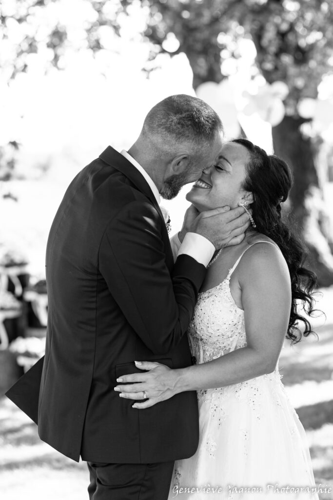 Photo de mariage en noir et blanc, couple dans un parc,